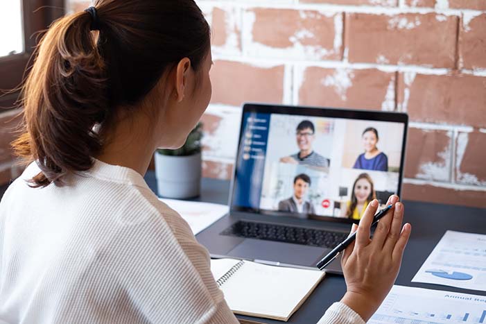 Virtual Meeting Kits from Rentacomputer.com A woman in a virtual meeting on a laptop